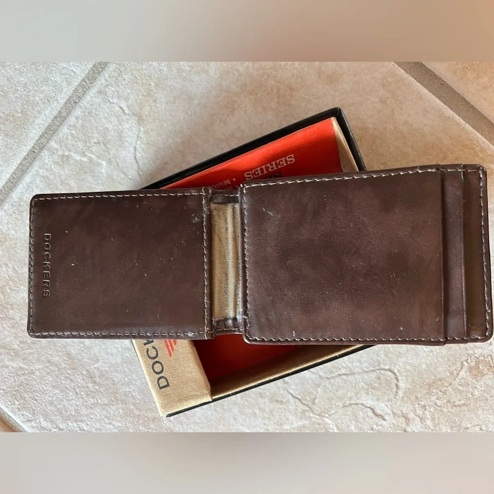 Dockers Men’s brown leather wallet -  Used but okay - Picture 5 of 7